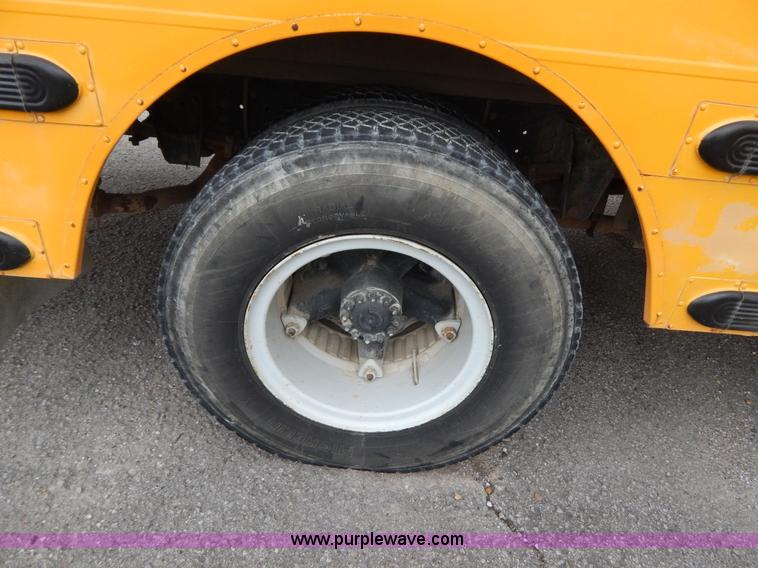 image for item H3474 1989 Ford B600 bus