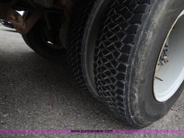 image for item H3474 1989 Ford B600 bus