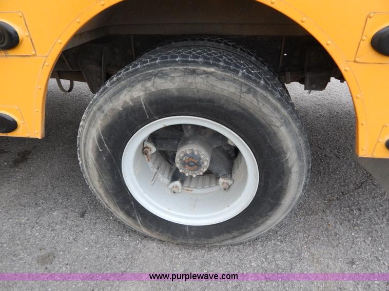 image for item H3474 1989 Ford B600 bus