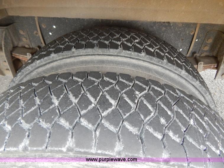 image for item H3474 1989 Ford B600 bus