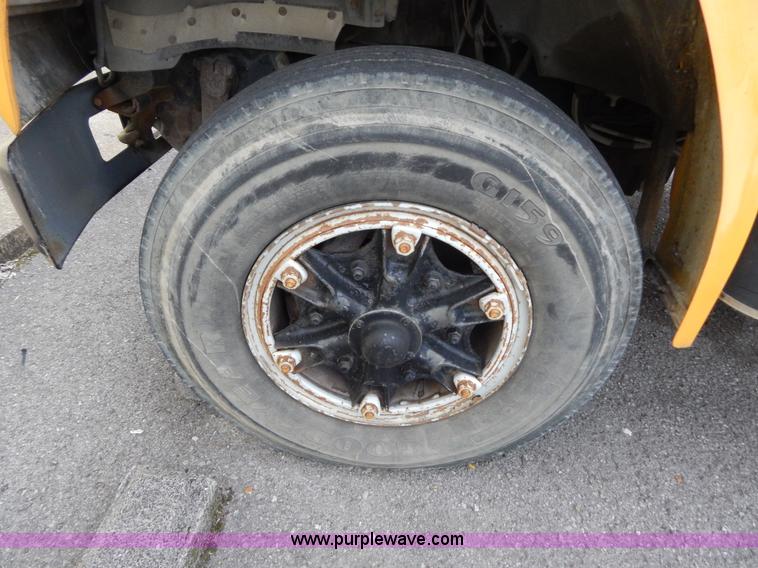 image for item H3474 1989 Ford B600 bus