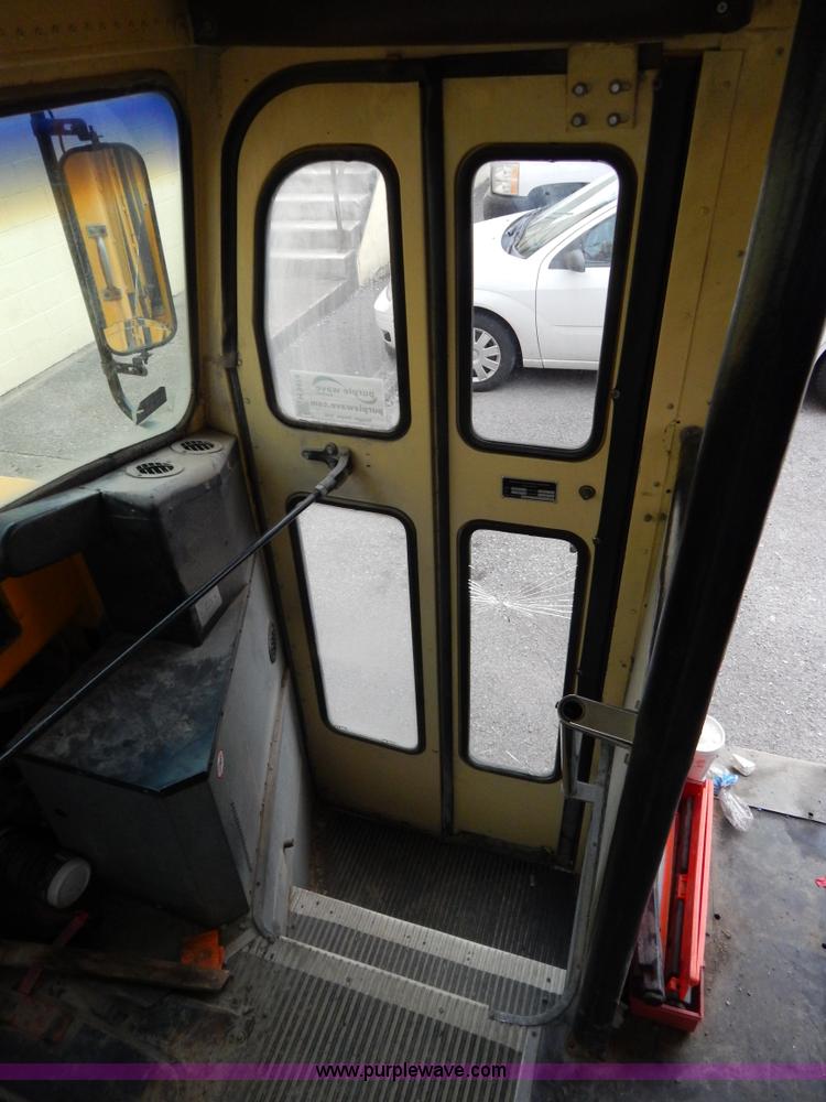 image for item H3474 1989 Ford B600 bus