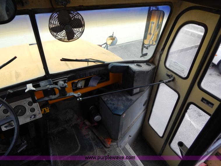 image for item H3474 1989 Ford B600 bus