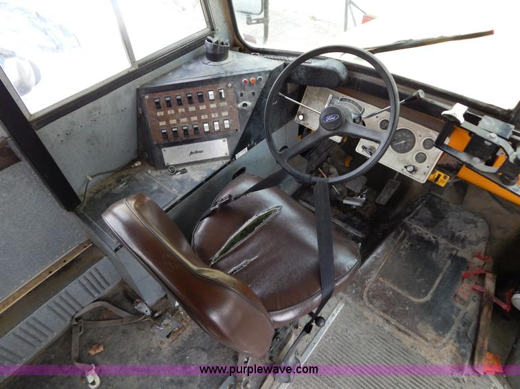 image for item H3474 1989 Ford B600 bus