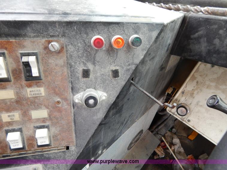 image for item H3474 1989 Ford B600 bus