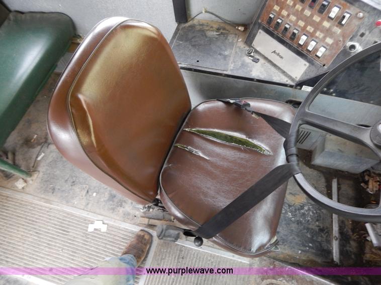 image for item H3474 1989 Ford B600 bus