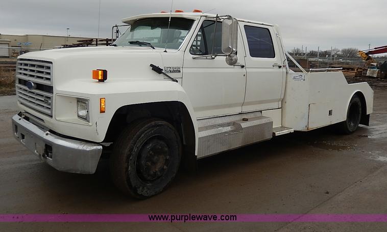 image for item H6186 1990 Ford F700 Crew Cab flatbed truck