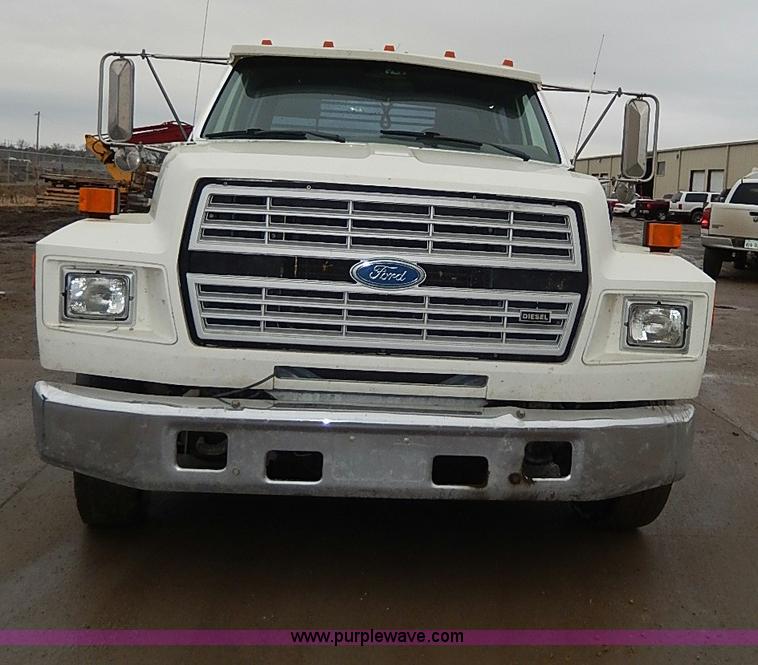 image for item H6186 1990 Ford F700 Crew Cab flatbed truck