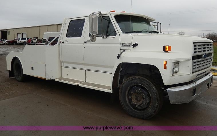 image for item H6186 1990 Ford F700 Crew Cab flatbed truck
