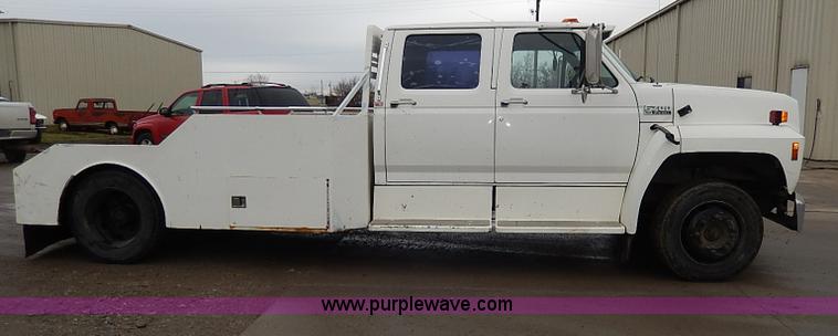image for item H6186 1990 Ford F700 Crew Cab flatbed truck