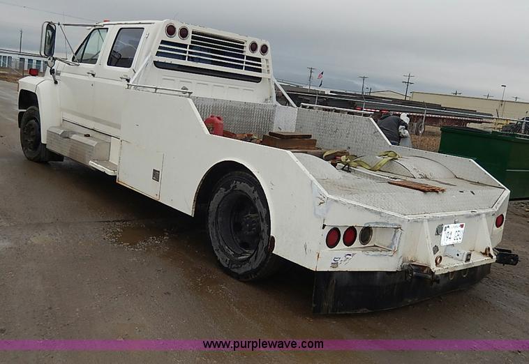 image for item H6186 1990 Ford F700 Crew Cab flatbed truck