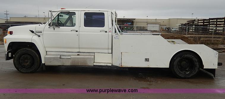 image for item H6186 1990 Ford F700 Crew Cab flatbed truck