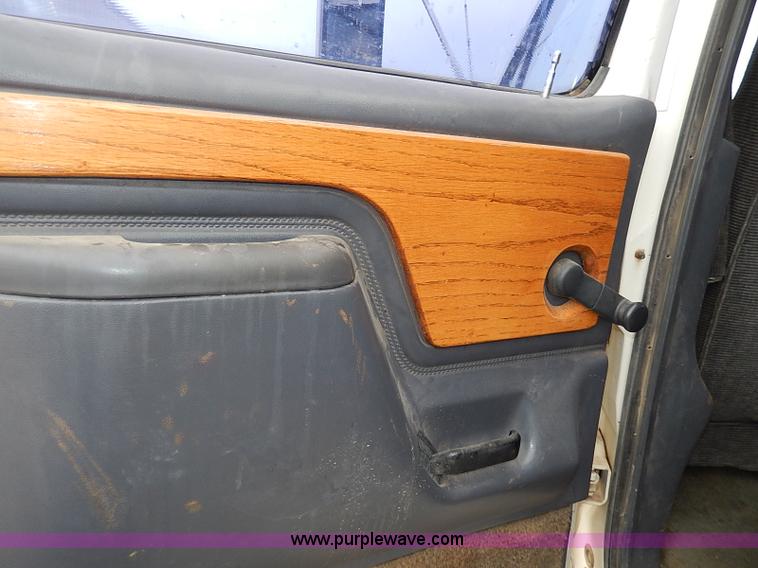 image for item H6186 1990 Ford F700 Crew Cab flatbed truck