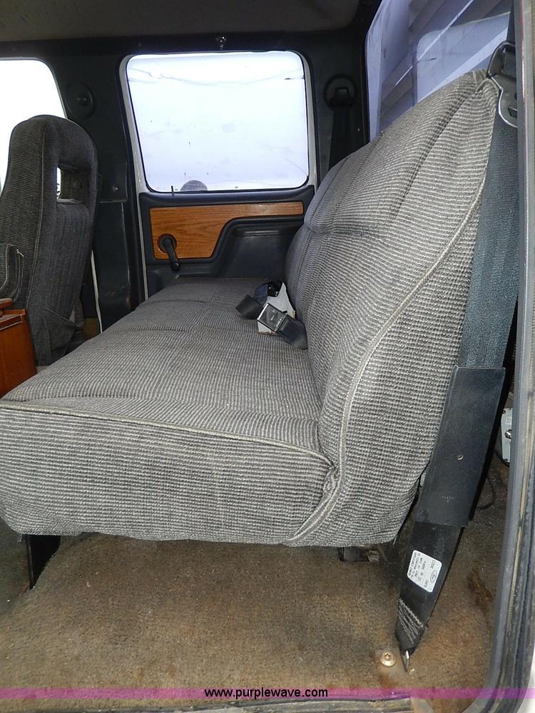 image for item H6186 1990 Ford F700 Crew Cab flatbed truck