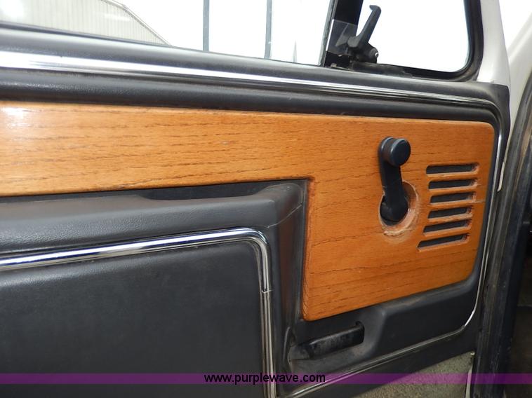 image for item H6186 1990 Ford F700 Crew Cab flatbed truck