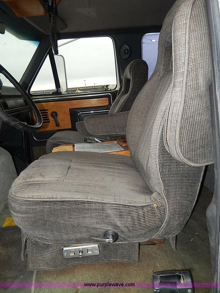 image for item H6186 1990 Ford F700 Crew Cab flatbed truck