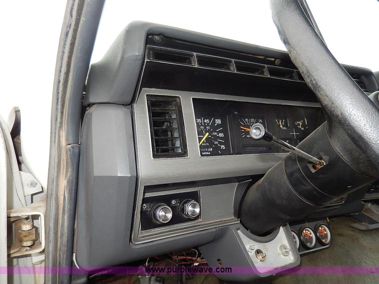 image for item H6186 1990 Ford F700 Crew Cab flatbed truck