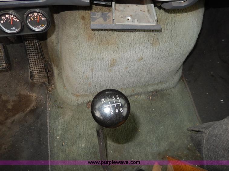 image for item H6186 1990 Ford F700 Crew Cab flatbed truck