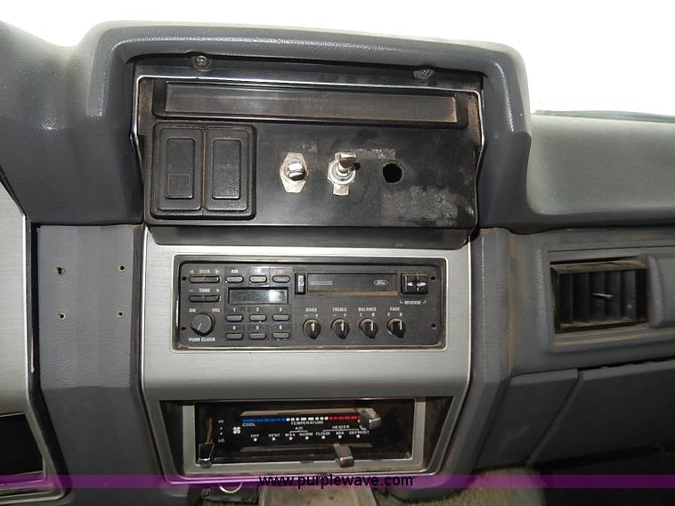 image for item H6186 1990 Ford F700 Crew Cab flatbed truck