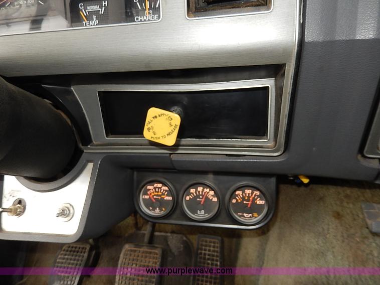 image for item H6186 1990 Ford F700 Crew Cab flatbed truck