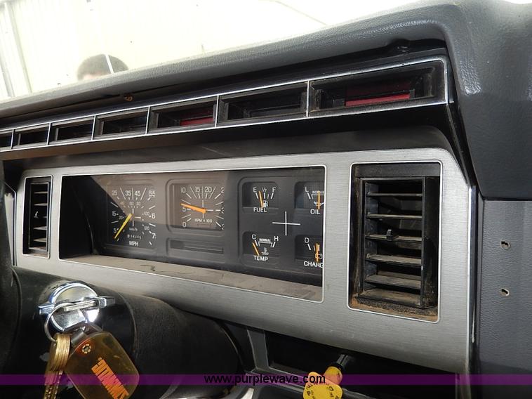 image for item H6186 1990 Ford F700 Crew Cab flatbed truck