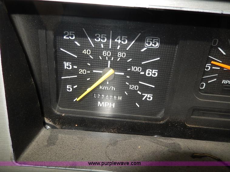 image for item H6186 1990 Ford F700 Crew Cab flatbed truck