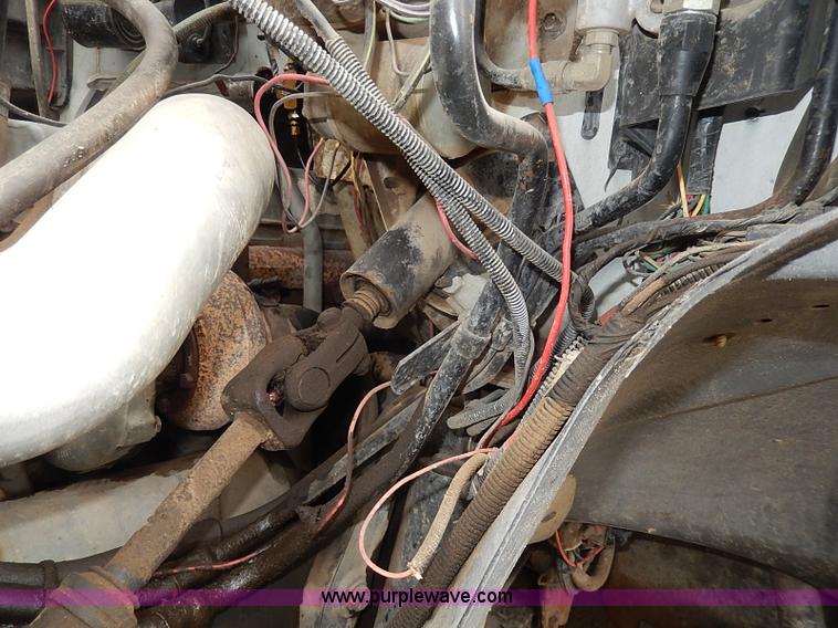 image for item H6186 1990 Ford F700 Crew Cab flatbed truck