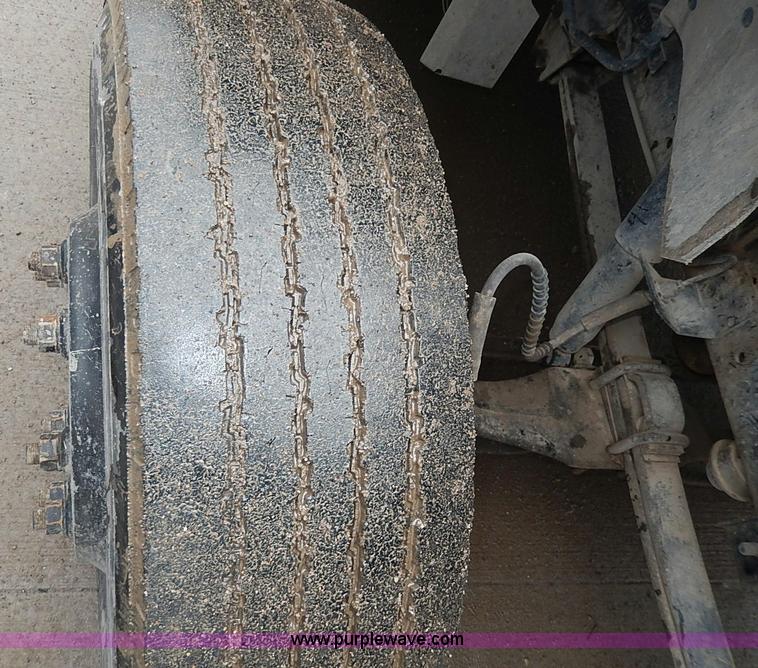 image for item H6186 1990 Ford F700 Crew Cab flatbed truck