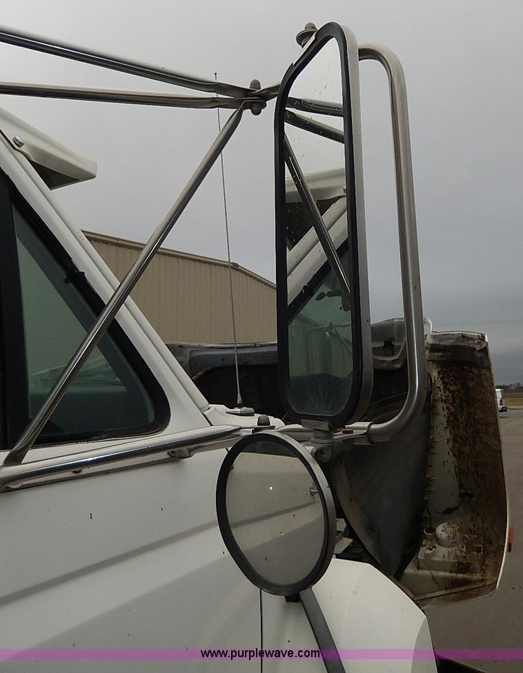 image for item H6186 1990 Ford F700 Crew Cab flatbed truck