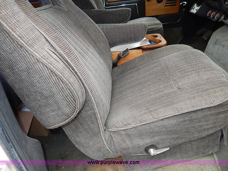 image for item H6186 1990 Ford F700 Crew Cab flatbed truck