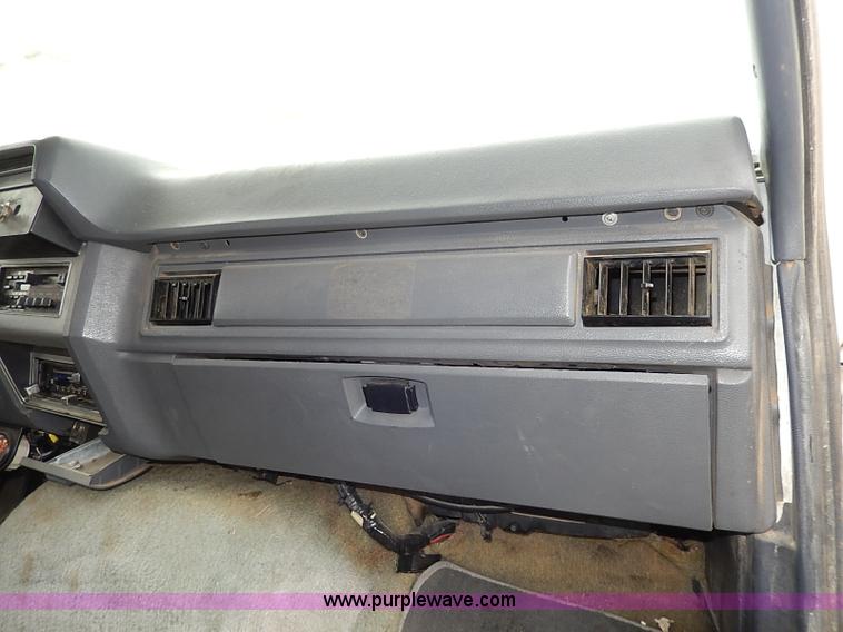 image for item H6186 1990 Ford F700 Crew Cab flatbed truck