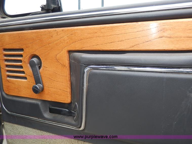 image for item H6186 1990 Ford F700 Crew Cab flatbed truck