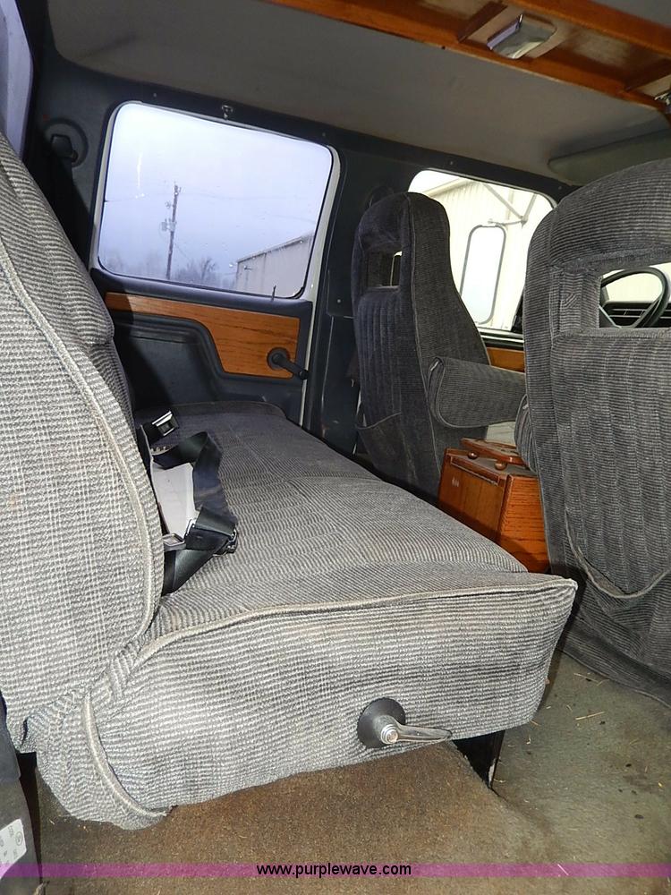 image for item H6186 1990 Ford F700 Crew Cab flatbed truck