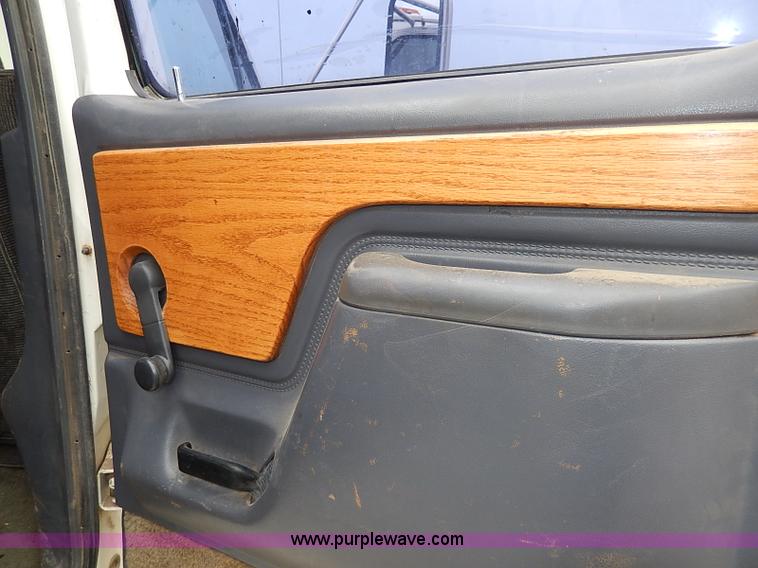 image for item H6186 1990 Ford F700 Crew Cab flatbed truck