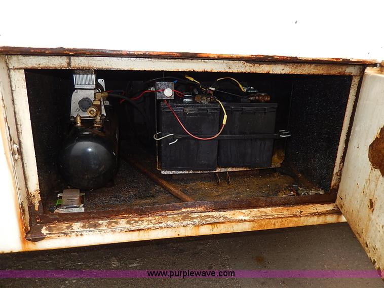 image for item H6186 1990 Ford F700 Crew Cab flatbed truck