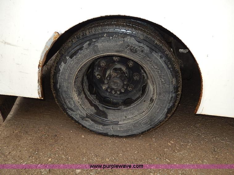 image for item H6186 1990 Ford F700 Crew Cab flatbed truck