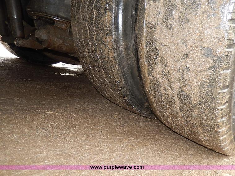 image for item H6186 1990 Ford F700 Crew Cab flatbed truck