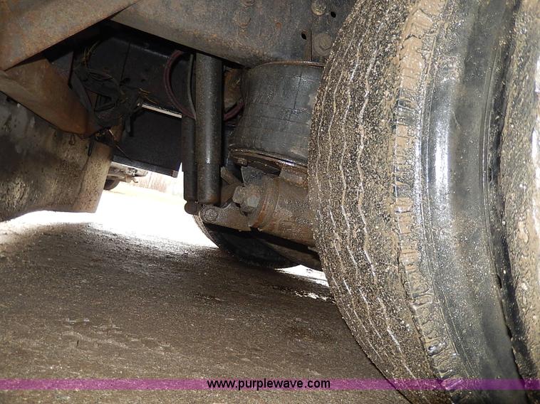 image for item H6186 1990 Ford F700 Crew Cab flatbed truck