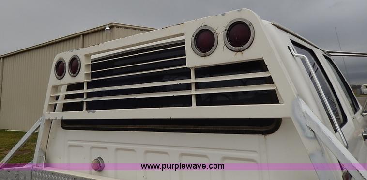 image for item H6186 1990 Ford F700 Crew Cab flatbed truck