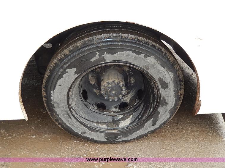 image for item H6186 1990 Ford F700 Crew Cab flatbed truck