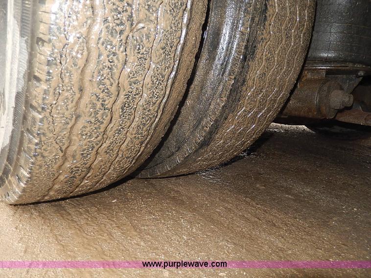 image for item H6186 1990 Ford F700 Crew Cab flatbed truck