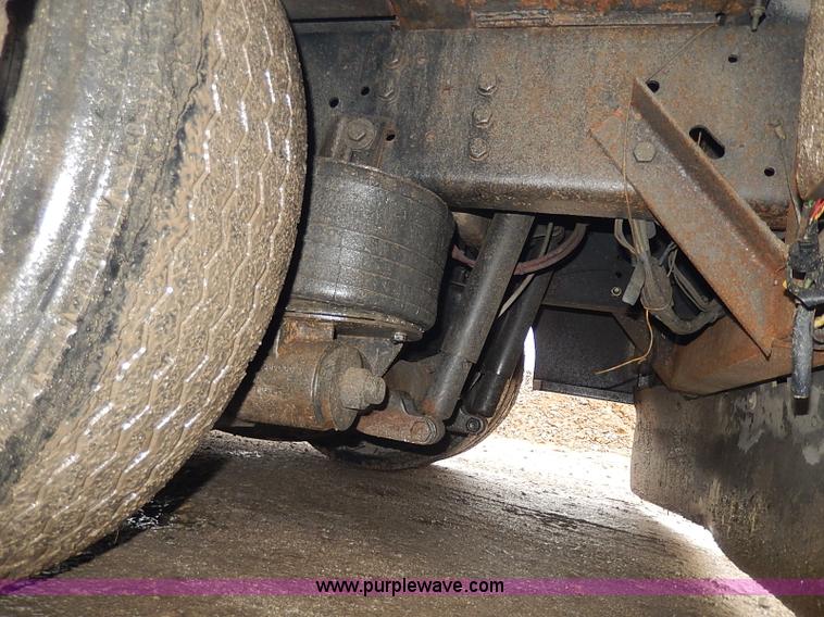 image for item H6186 1990 Ford F700 Crew Cab flatbed truck