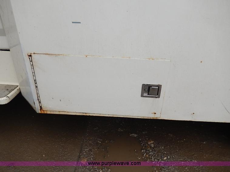 image for item H6186 1990 Ford F700 Crew Cab flatbed truck