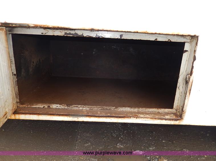 image for item H6186 1990 Ford F700 Crew Cab flatbed truck