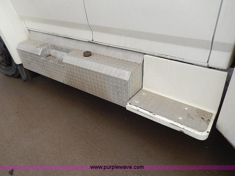 image for item H6186 1990 Ford F700 Crew Cab flatbed truck