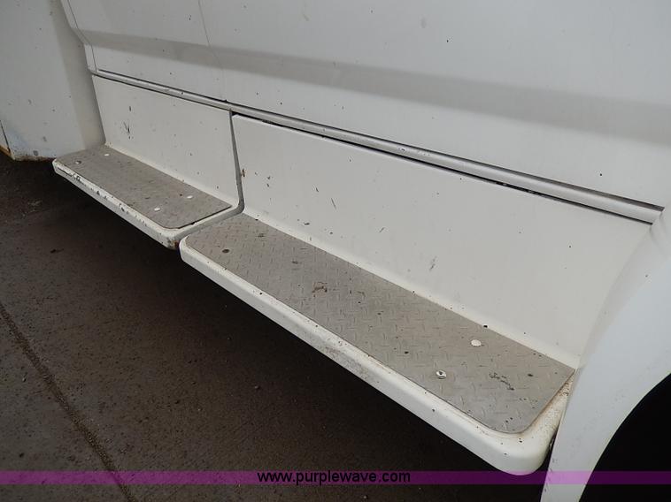 image for item H6186 1990 Ford F700 Crew Cab flatbed truck