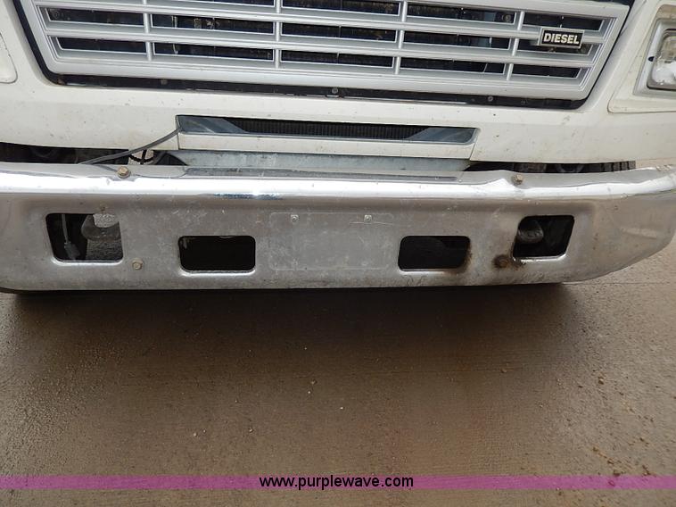 image for item H6186 1990 Ford F700 Crew Cab flatbed truck