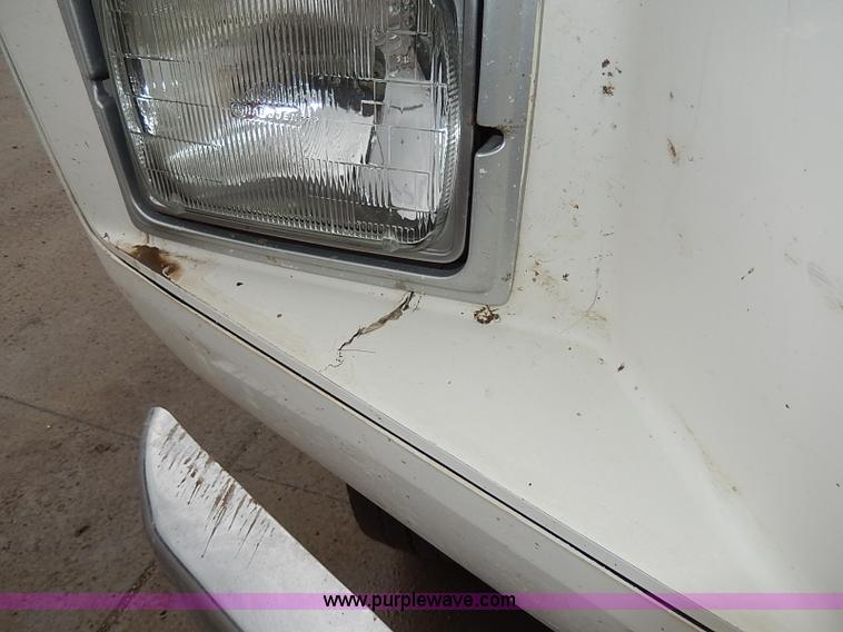 image for item H6186 1990 Ford F700 Crew Cab flatbed truck