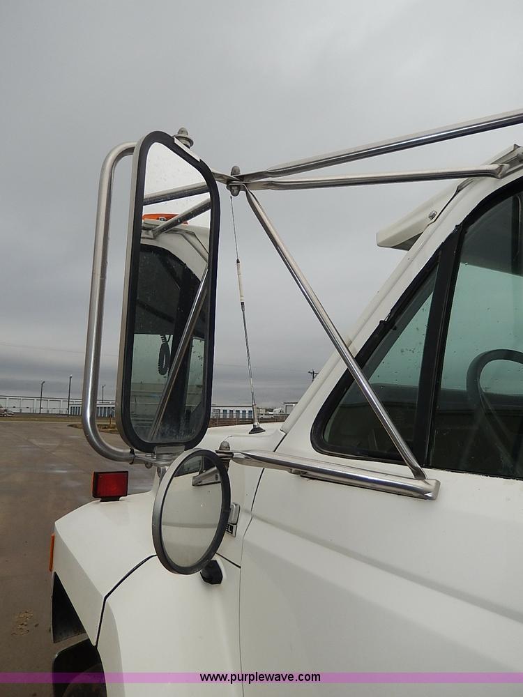 image for item H6186 1990 Ford F700 Crew Cab flatbed truck