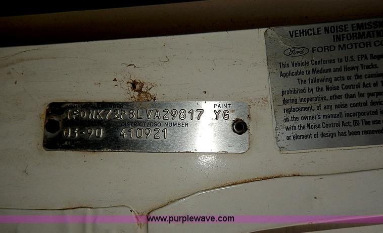 image for item H6186 1990 Ford F700 Crew Cab flatbed truck